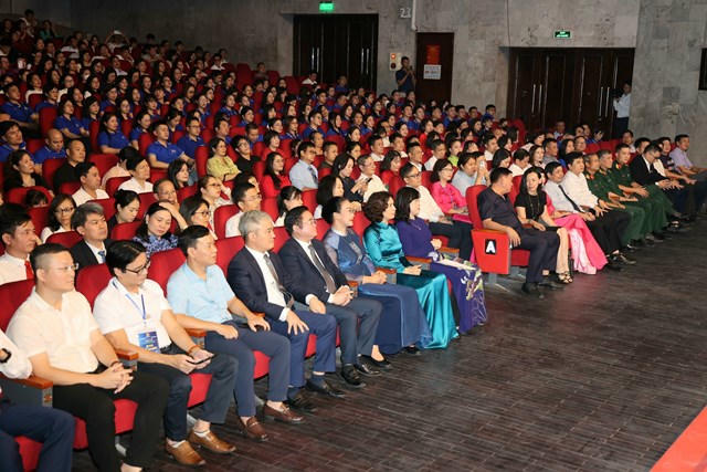 Lễ trao giải Cơ sở Y tế Xanh - Sạch - Đẹp là ngày hội của những người làm y tế, cùng chia sẻ kinh nghiệm, lan toả giá trị tốt đẹp, góp phần nâng cao chất lượng dịch vụ và hình ảnh của ngành y tế Việt Nam trong mắt người dân.