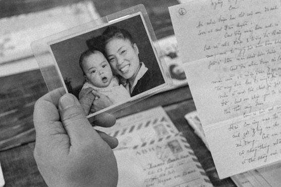 Ông  Hoàng Nam Tiến  khi còn nhỏ và mẹ.