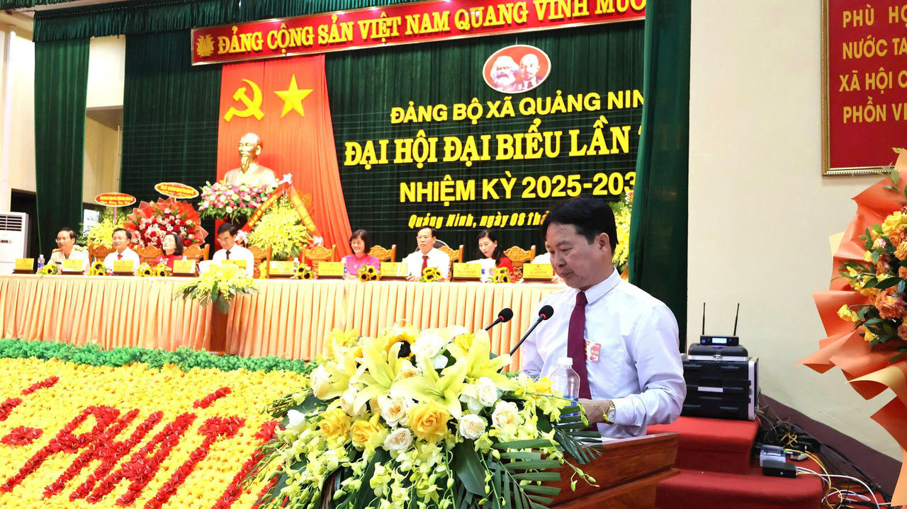 Bí thư Đảng ủy xã Quảng Ninh Phạm Trung Đông phát biểu tại đại hội.