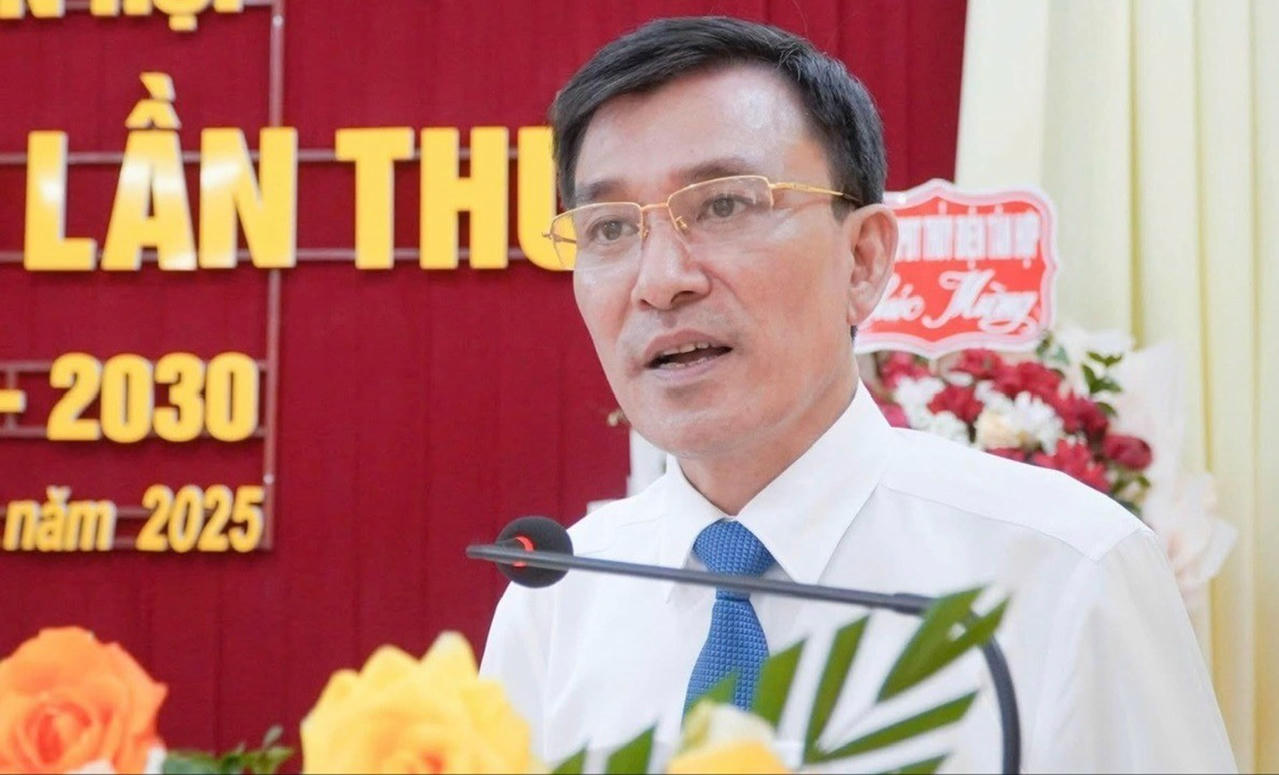Ông Khổng Giang Lam - Bí thư Đảng ủy xã Tân Hợp phát biểu khai mạc đại hội.
