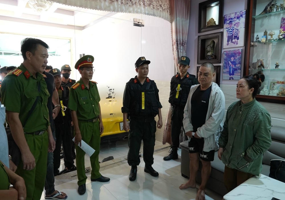 Lực lượng chức năng thi hành lệnh. Ảnh Công an tỉnh Lâm Đồng.