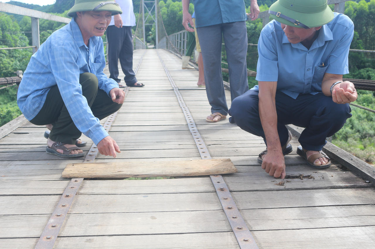 Cầu treo xuống cấp nghiêm trọng, mặt ván mục nát, tiềm ẩn nguy cơ mất an toàn.