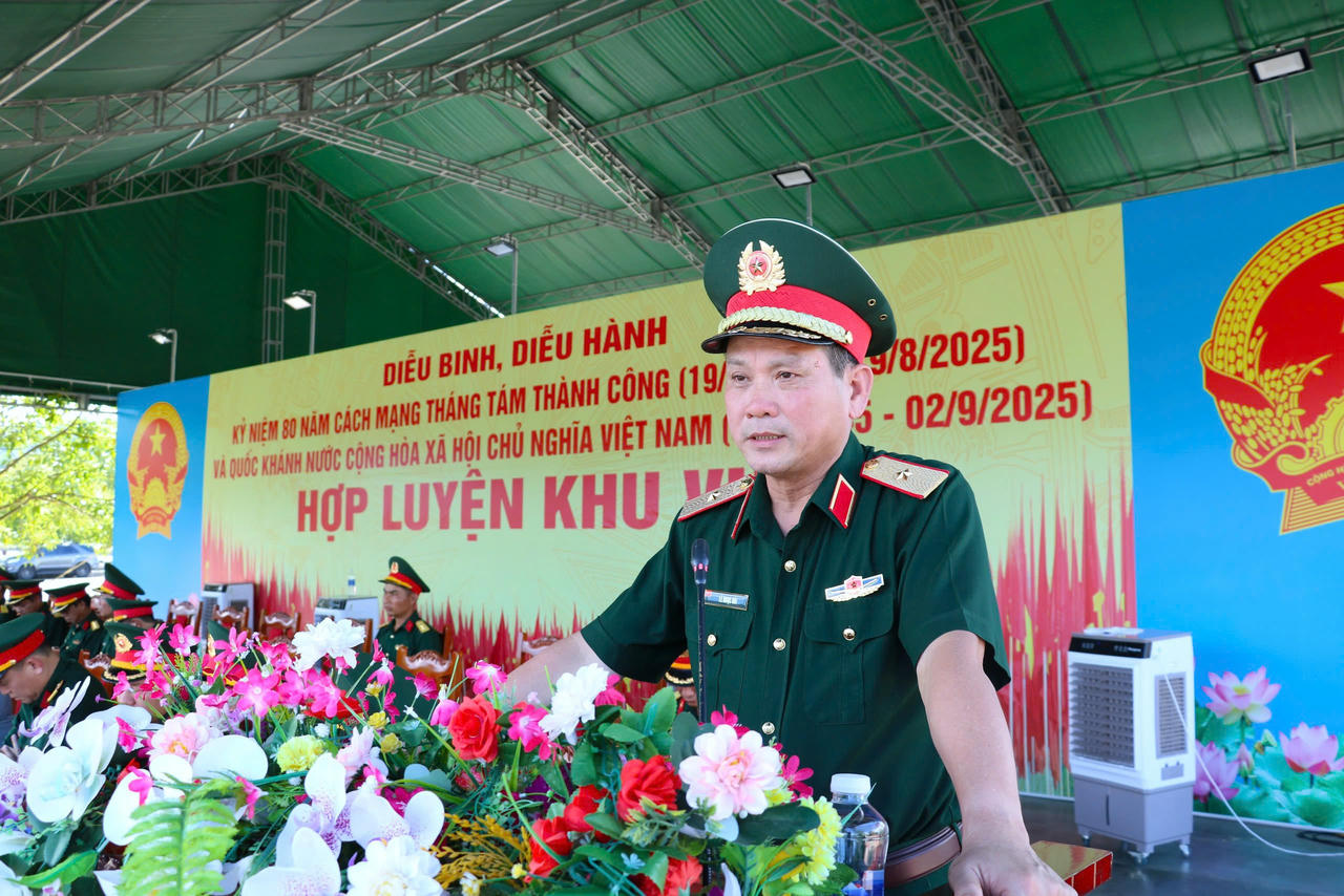 Thiếu tướng Lê Ngọc Hải - Tư lệnh Quân khu 5 phát biểu tại buổi kiểm tra. 