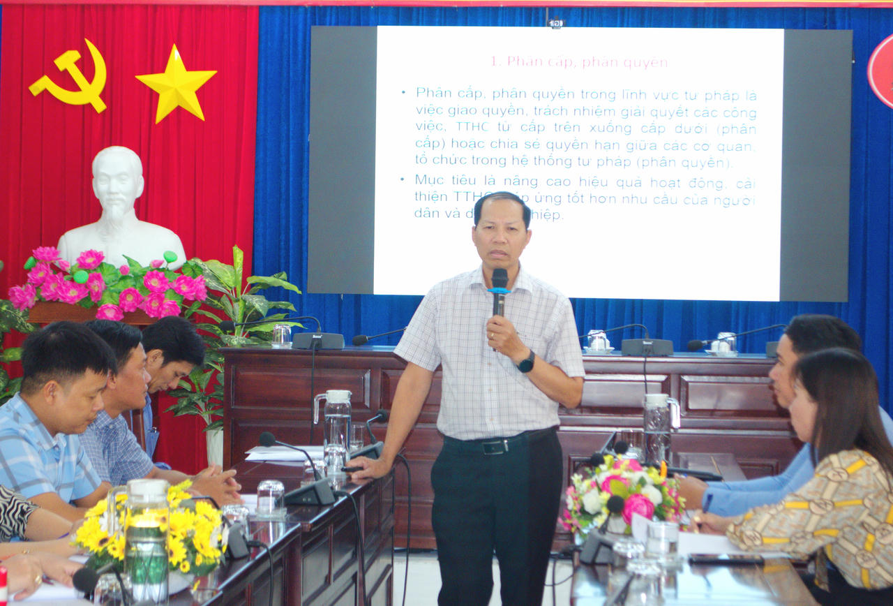 Báo cáo viên Trần Hoàng Lộc – Phó Giám đốc Sở Tư pháp tỉnh, triển khai, hướng dẫn phân định thẩm quyền, phân cấp theo Nghị định số 120/2025/NĐ-CP.