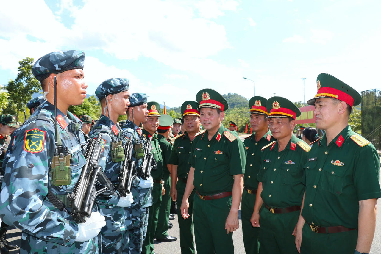 Thiếu tướng Lê Ngọc Hải - Tư lệnh Quân khu 5 (ở giữa) cùng các đại biểu gặp mặt động viên lực lượng làm nhiệm vụ A80.
