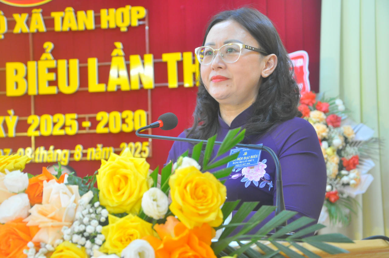 Bà Giàng Thị Dung, Phó Bí thư Tỉnh ủy, Chủ tịch Ủy ban MTTQ Việt Nam tỉnh Lào Cai phát biểu chỉ đạo tại Đại hội