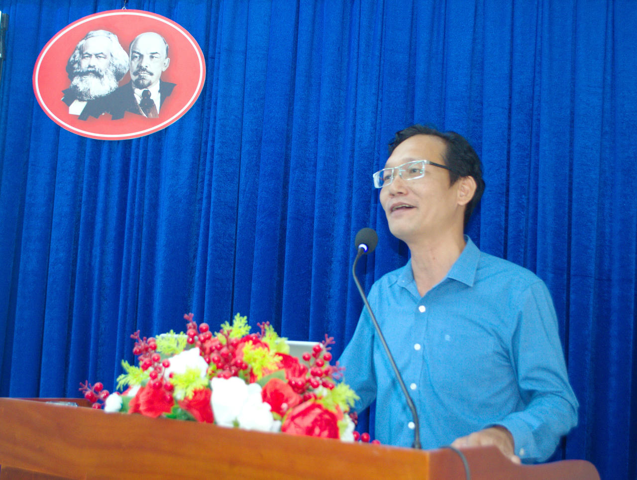 Báo cáo viên Đỗ Hồng Quang - Trưởng phòng Phổ biến, giáo dục pháp luật (Sở Tư pháp tỉnh), triển khai, hướng dẫn phân định thẩm quyền và nghiệp vụ trong lĩnh vực phổ biến, giáo dục pháp luật, chuẩn tiếp cận pháp luật, hòa giải cơ sở.