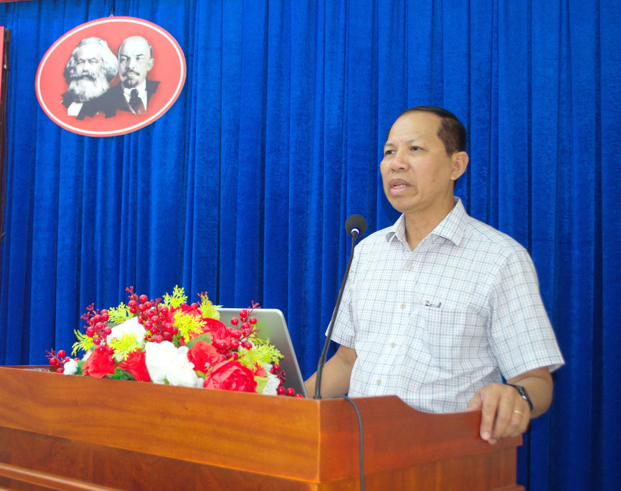 Ông Trần Hoàng Lộc - Phó Giám đốc Sở Tư pháp tỉnh Cà Mau, phát biểu tại Hội nghị tập huấn.