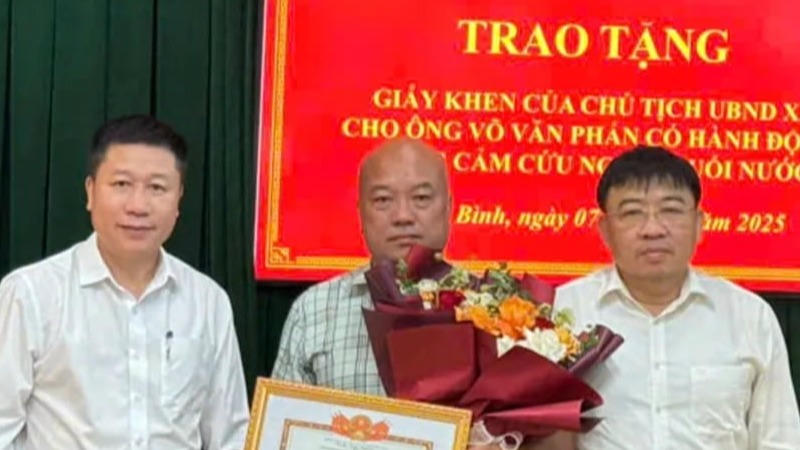 Người đàn ông dũng cảm cứu 2 học sinh bị sóng cuốn ở biển Hội Tiến