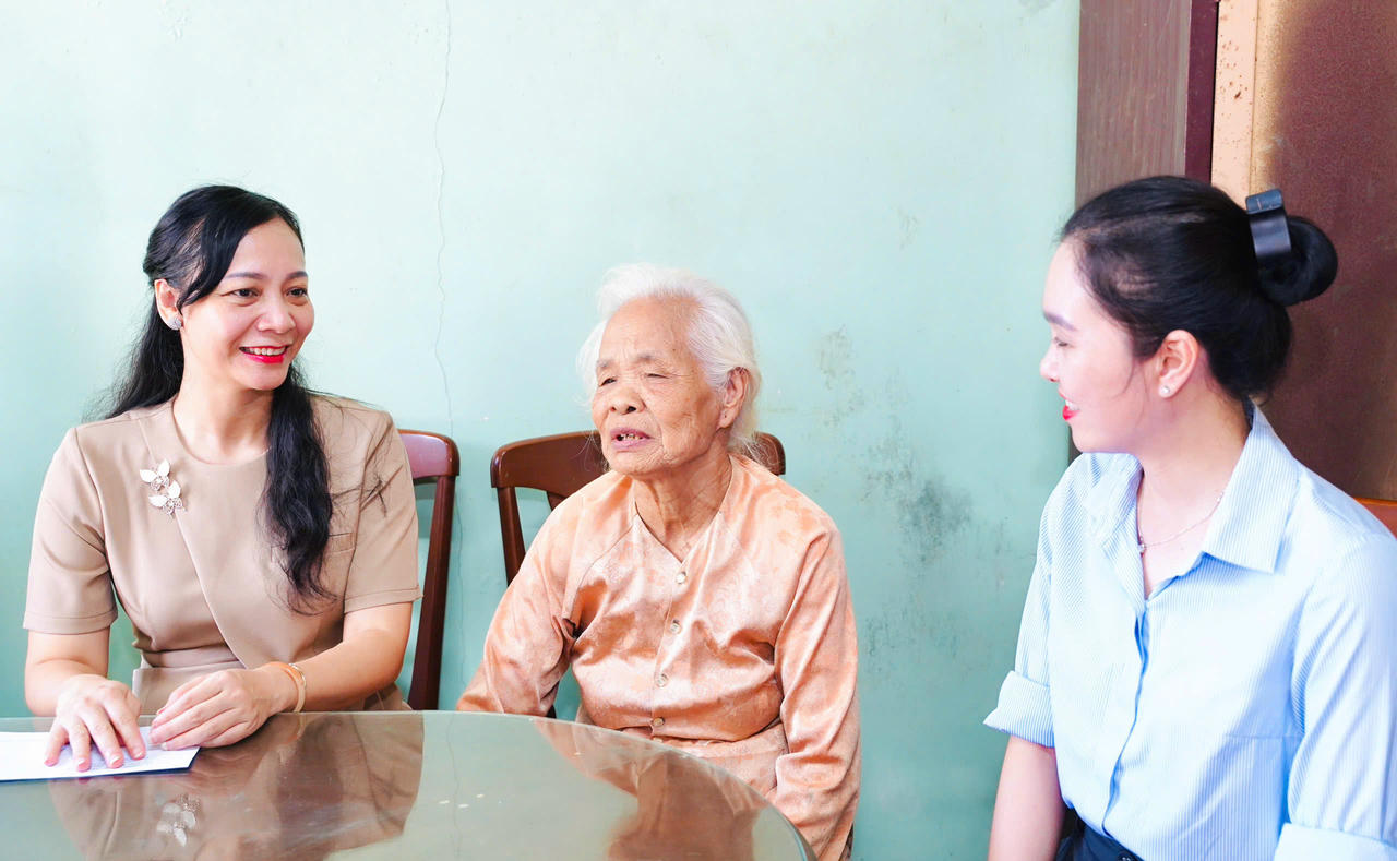 Bà Ngọc Lợi (bìa trái) thăm hỏi, tặng quà cho gia đình chính sách nhân dịp 27/7.
