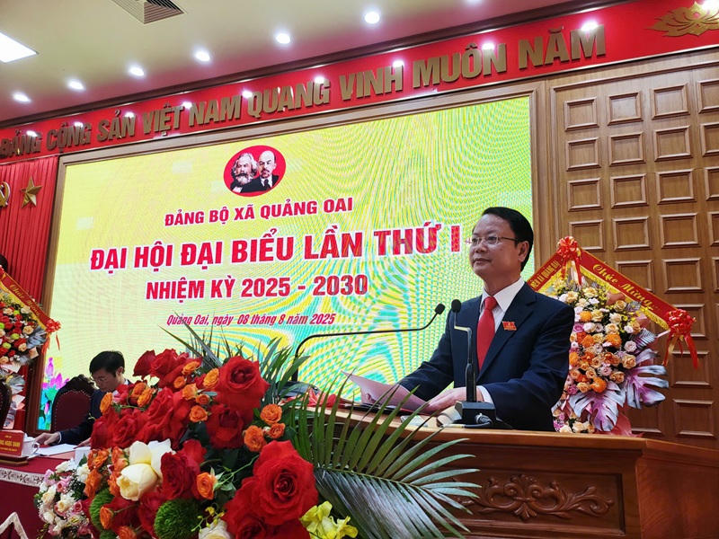 Đồng chí Phùng Tân Nhị – Bí thư Đảng ủy, Chủ tịch HĐND xã Quảng Oai trình bày báo cáo chính trị tại Đại hội.