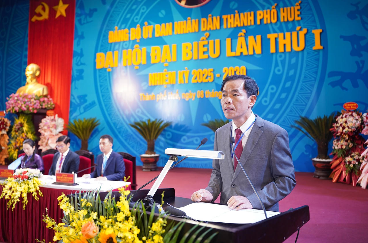 Phó Bí thư Thành ủy, Bí thư Đảng ủy, Chủ tịch UBND TP Huế Nguyễn Văn Phương phát biểu.