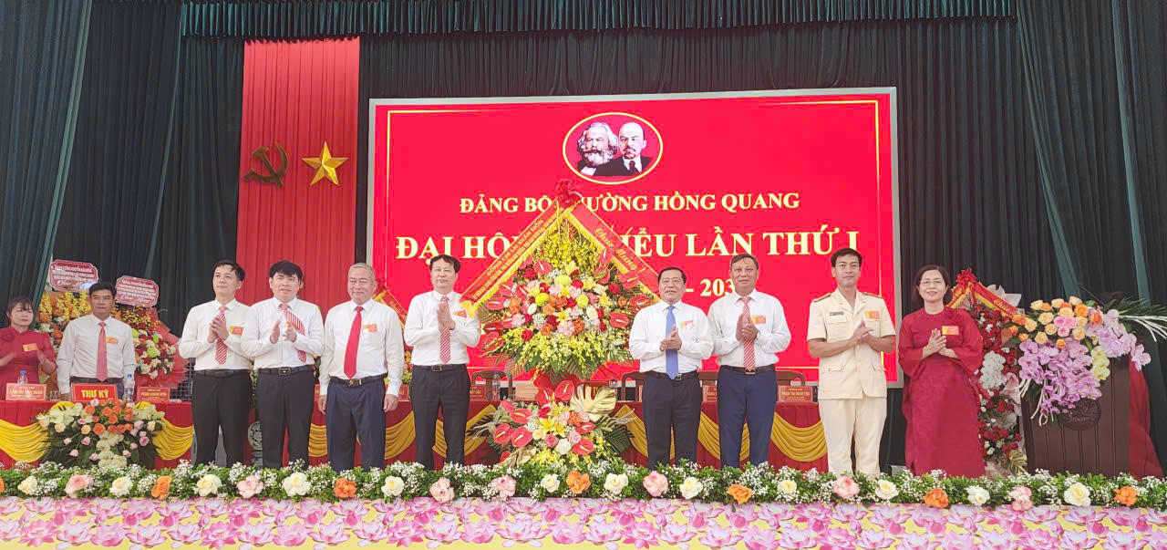  Uỷ viên Trung ương Đảng, Phó Trưởng Ban Thường trực Ban Tuyên giáo và Dân vận Trung uơng Lại Xuân Môn tặng hoa chúc mừng Đại hội. 