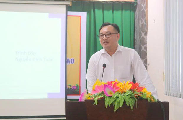 Ông Nguyễn Đình Tuân - Phó Giám đốc Trung tâm Giám sát điều hành Đô thị thông minh - Sở KH&CN TP Cần Thơ trao đổi tại hội nghị