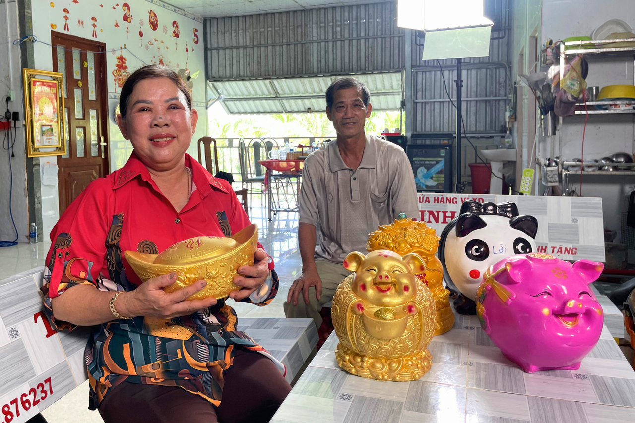 Vợ chồng ông Thiện vẫn giữ thói quen nuôi heo đất đều đặn để đóng phí bảo hiểm.