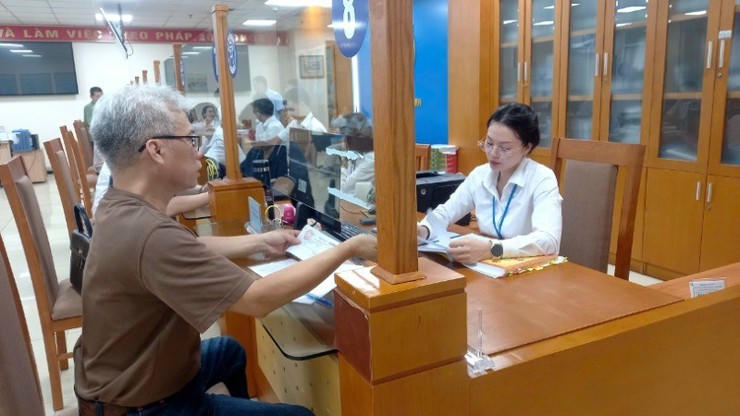 Người dân đến làm thủ tục hành chính tại phường Hoàn Kiếm (Nguồn ảnh: Giang Nam)
