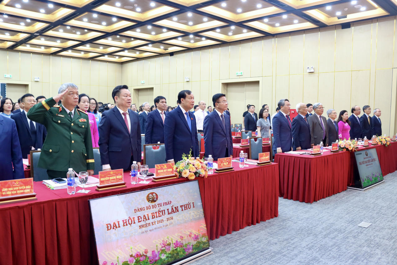 Các đại biểu thực hiện nghi lễ Chào cờ
