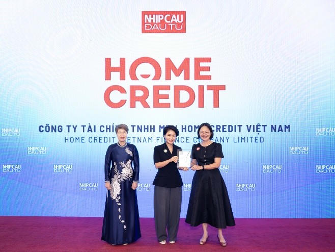 Bà Phạm Thị Bích Liên - Trưởng bộ phận vận hành tiếp thị và phát triển bền vững của Home Credit Việt Nam (giữa) nhận giải thưởng Top 50 Doanh nghiệp Phát triển Bền vững Việt Nam.
