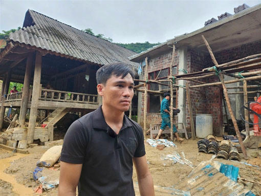 Trưởng bản Lô Văn Du còn thất thần sau trận lũ quét. (Ảnh: Bùi Ánh)