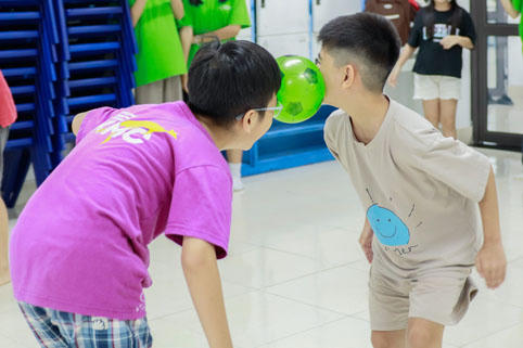 Các em được tham gia vào vô số trò chơi vận dụng thú vị.