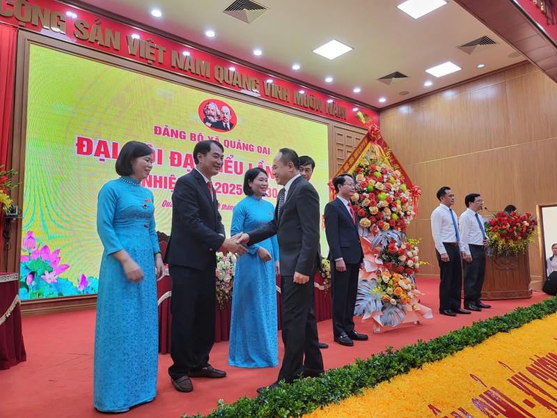 Trung tướng Nguyễn Thanh Tùng – Ủy viên Ban Thường vụ Thành ủy, Giám đốc Công an TP Hà Nội tặng hoa chúc mừng Đại hội thành công tốt đẹp.