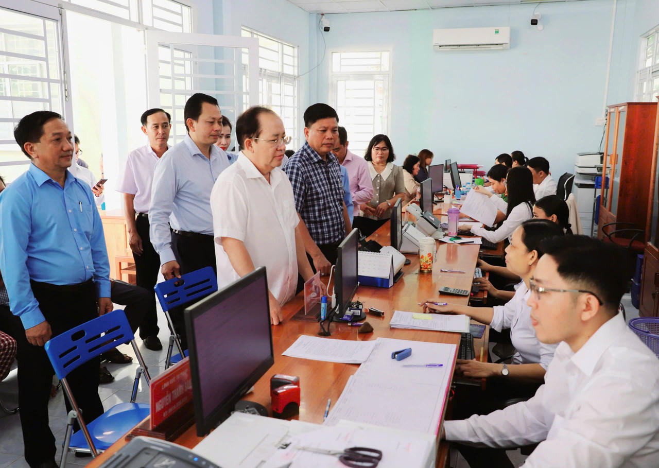 Phó Chủ tịch UBND tỉnh An Giang Nguyễn Thanh Phong đến thăm và kiểm tra tại Trung tâm Phục vụ hành chính công tại xã Long Điền, tỉnh An Giang.