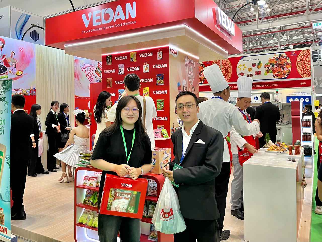 Vedan mang đến nhiều niềm vui bất ngờ cho khách hàng tham quan mua sắm với các chương trình quà tặng và bốc thăm may mắn