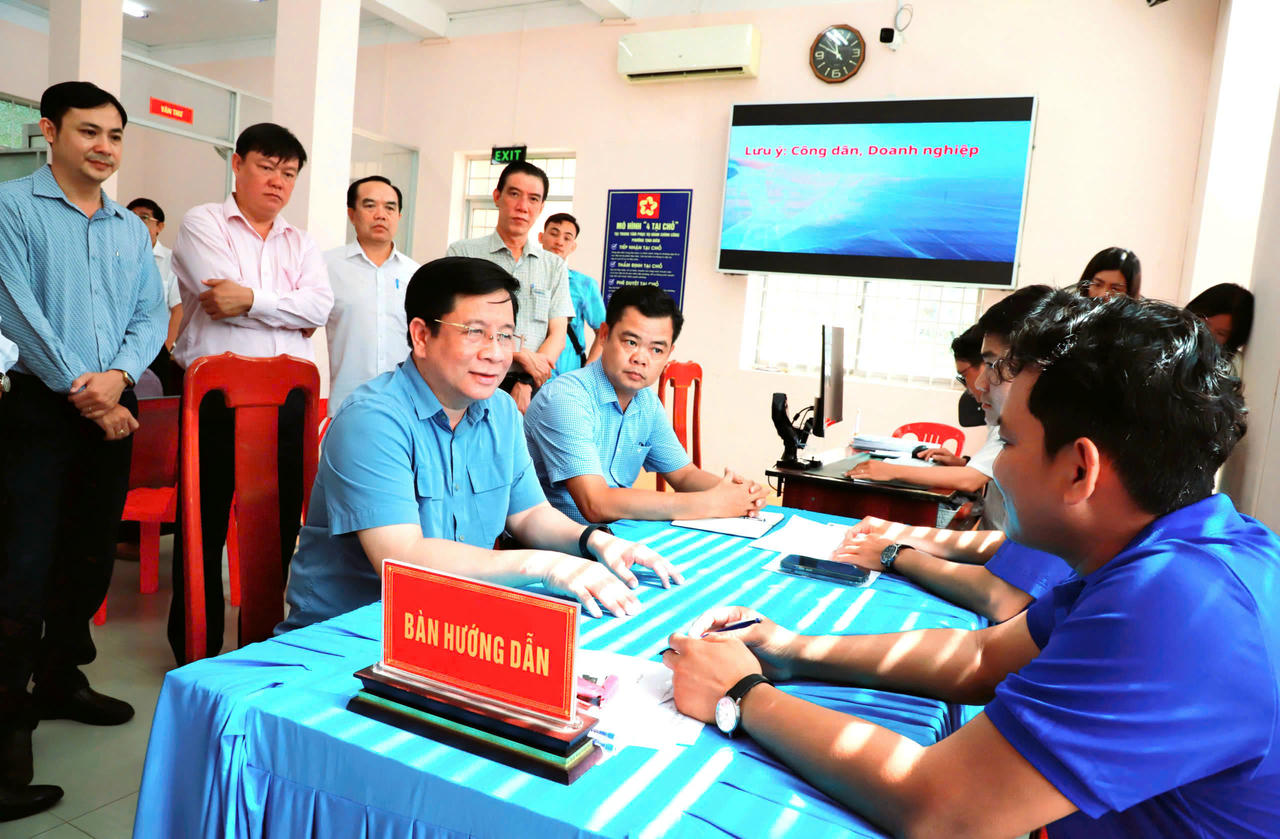 Chủ tịch UBND tỉnh An Giang Hồ Văn Mừng thăm hỏi công chức, viên chức hướng dẫn về thủ tục hành chính tại Trung tâm Phục vụ hành chính công xã Giang Thành, tỉnh An Giang.