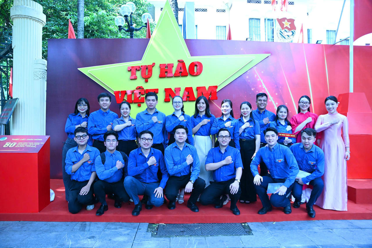 Thanh niên “flex” tình yêu Tổ quốc (Ảnh: Đ.Hải)