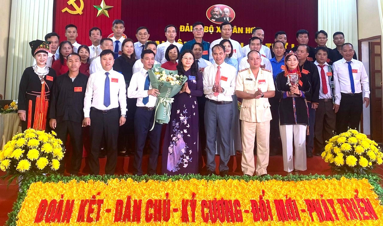 Ban Chấp hành Đảng bộ xã Tân hợp nhiệm kỳ 2025 -2030 ra mắt đại hội.