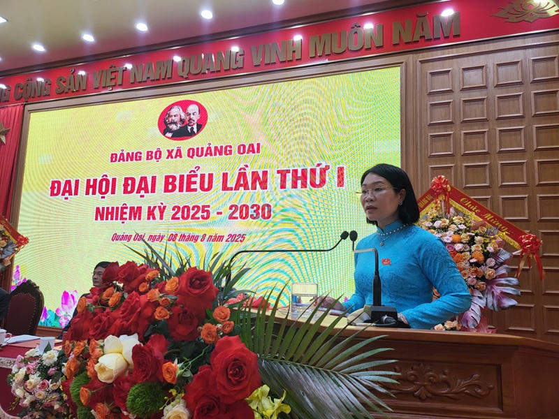 Đồng chí Nguyễn Thị Nam - Phó Bí thư Đảng ủy, Chủ tịch UBND xã Quảng Oai trình bày Báo cáo tổng hợp ý kiến đóng góp vào Dự thảo Văn kiện Đại hội 14 của Đảng và Dự thảo Văn kiện Đại hội 18 Đảng bộ thành phố Hà Nội nhiệm kỳ 2025-2030