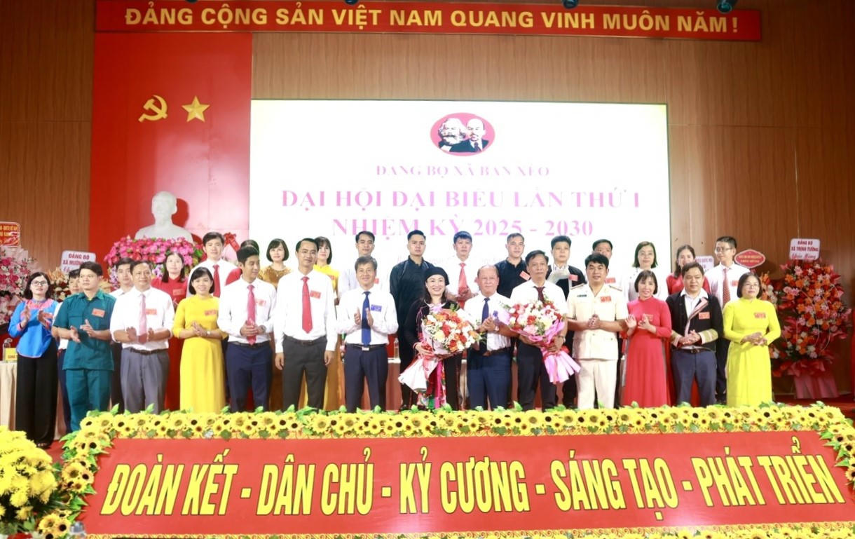 Ban Chấp hành Đảng bộ xã Bản Xèo nhiệm kỳ 2025 - 2030 ra mắt Đại hội.
