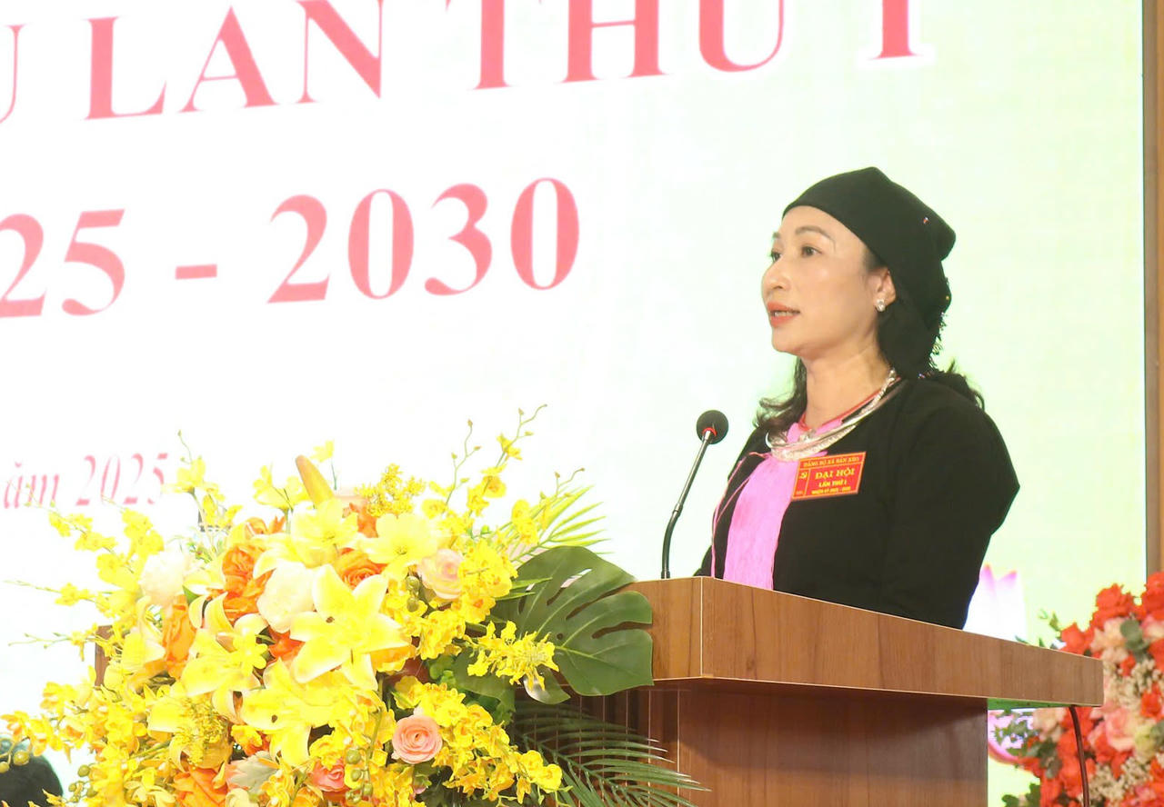 Bà Bàn Thanh Thảo, Bí thư Đảng ủy xã Bản Xèo phát biểu khai mạc Đại hội.