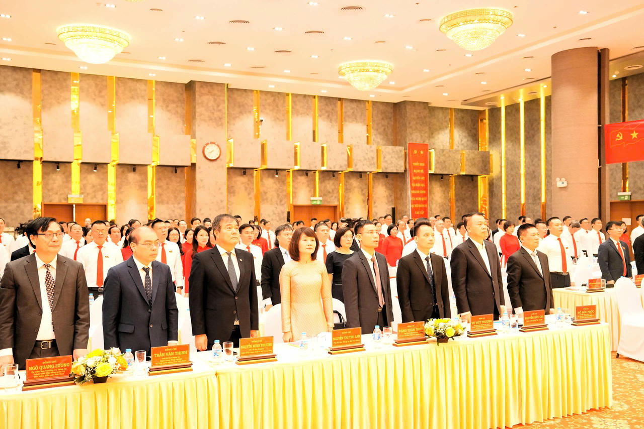 Các đại biểu tham dự đại hội thực hiện nghi thức Chào cờ
