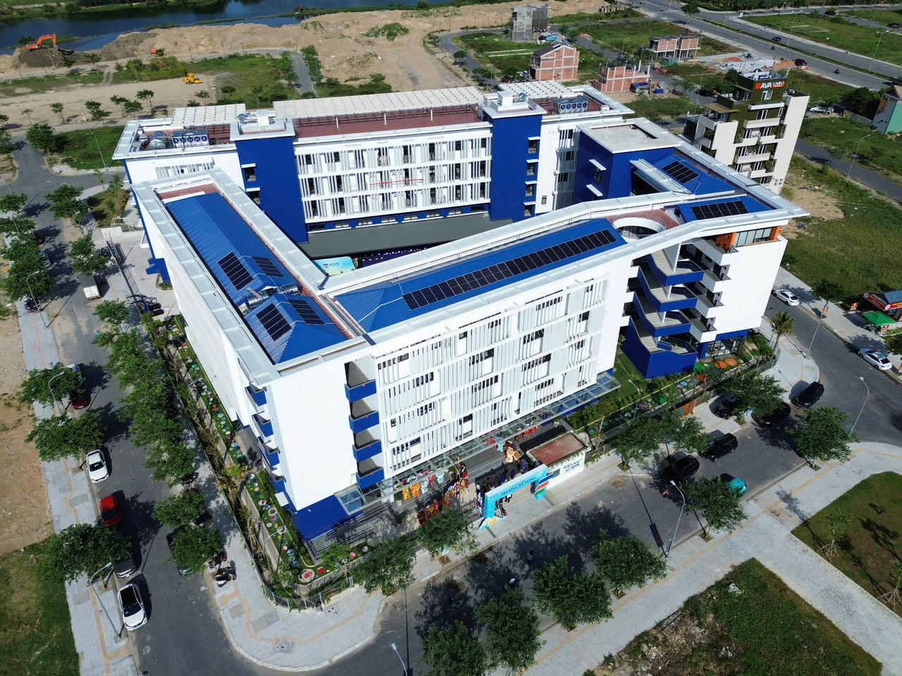 Ngôi trường được kỳ vọng trở thành nơi chắp cánh ước mơ cho hơn 300 học sinh mồ côi do đại dịch Covid-19, tiếp tục lan tỏa thông điệp “biến đau thương thành sức mạnh” đến cộng đồng. 