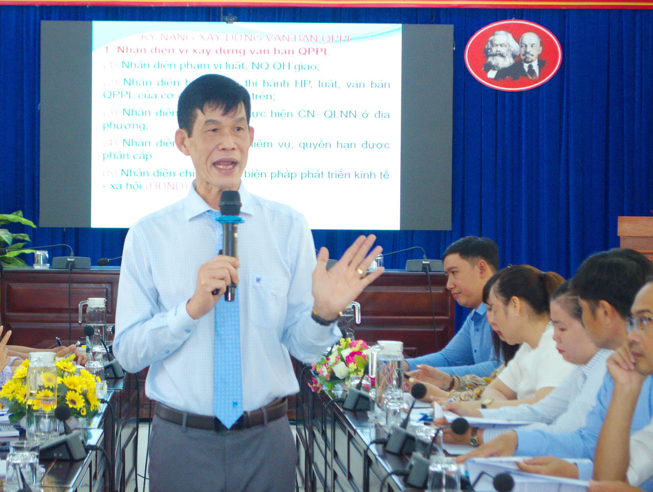 Báo cáo viên Phạm Quốc Sử - Phó Giám đốc Sở Tư pháp, triển khai chuyên đề về kỹ năng công tác xây dựng VBQPPL của HĐND và UBND cấp xã.