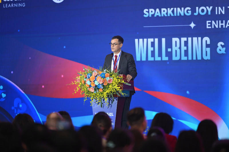 Ông Steven Happel - Quản lý chuyên môn cấp cao tại VUS chia sẻ về chủ đề VUS TESOL năm nay. Ảnh: BTC