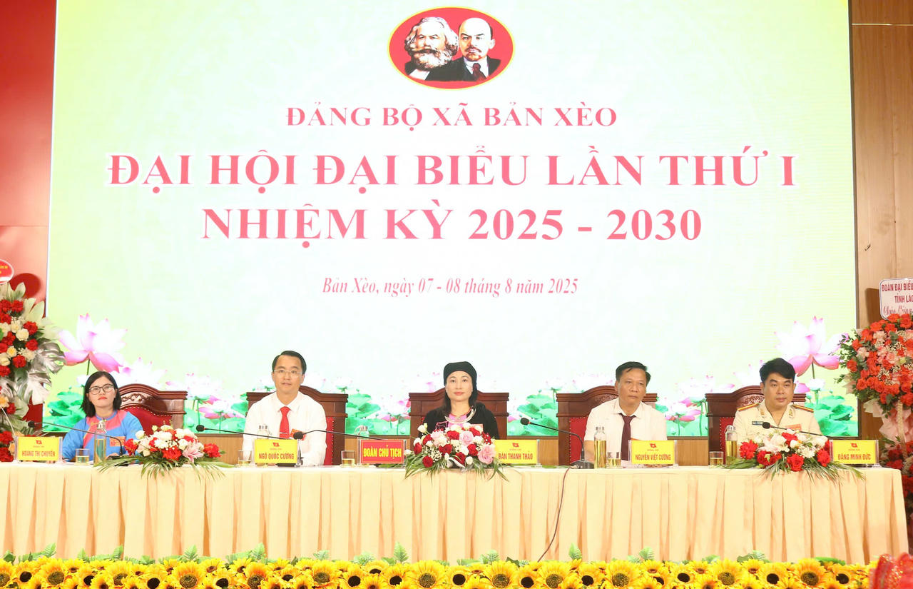 Đoàn Chủ tịch điều hành Đại hội.