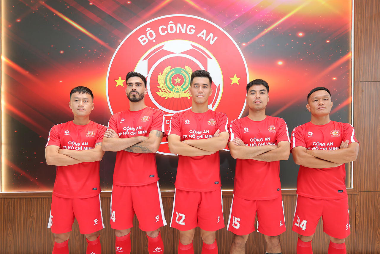 Các cầu thủ của CLB Công An TP HCM xuất hiện trong trang phục thi đấu của mùa giải mới (Ảnh: cahcmfc.vn)