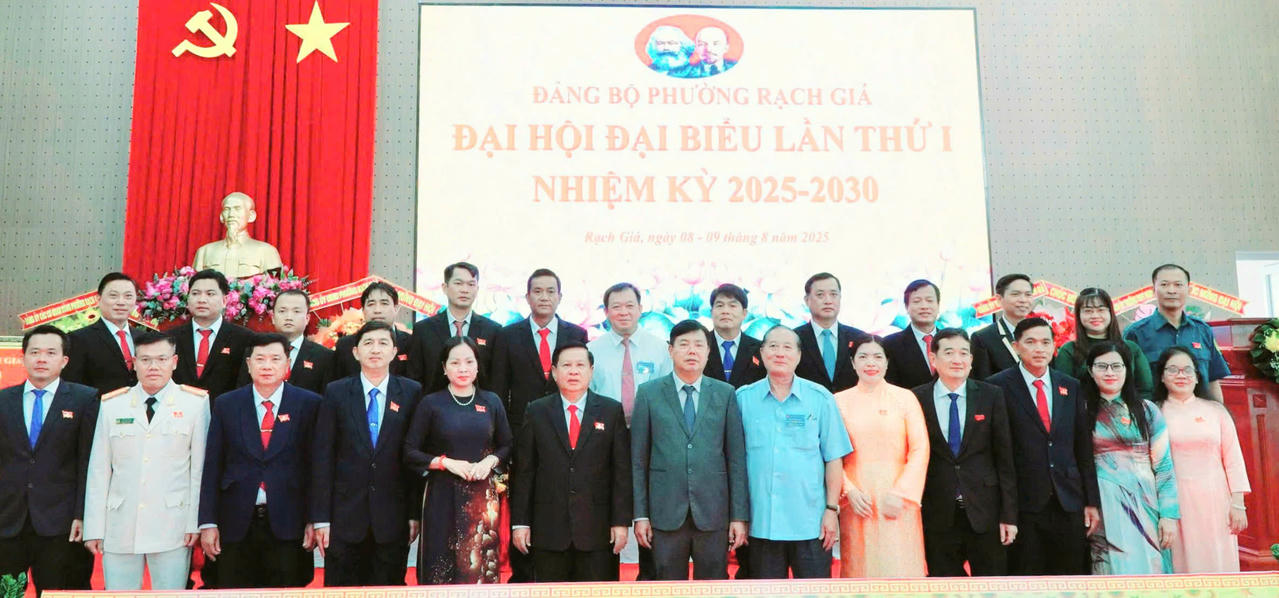 Bí thư Tỉnh ủy An Giang Nguyễn Tiến Hải chụp hình lưu niệm cùng đồng chí trong Ban Thường vụ Tỉnh ủy; các đồng chí nguyên lãnh đạo tỉnh; Anh hùng lực lượng vũ trang Nhân dân, Anh hùng Lao động; đại diện lãnh đạo các ban, ngành, đoàn thể.