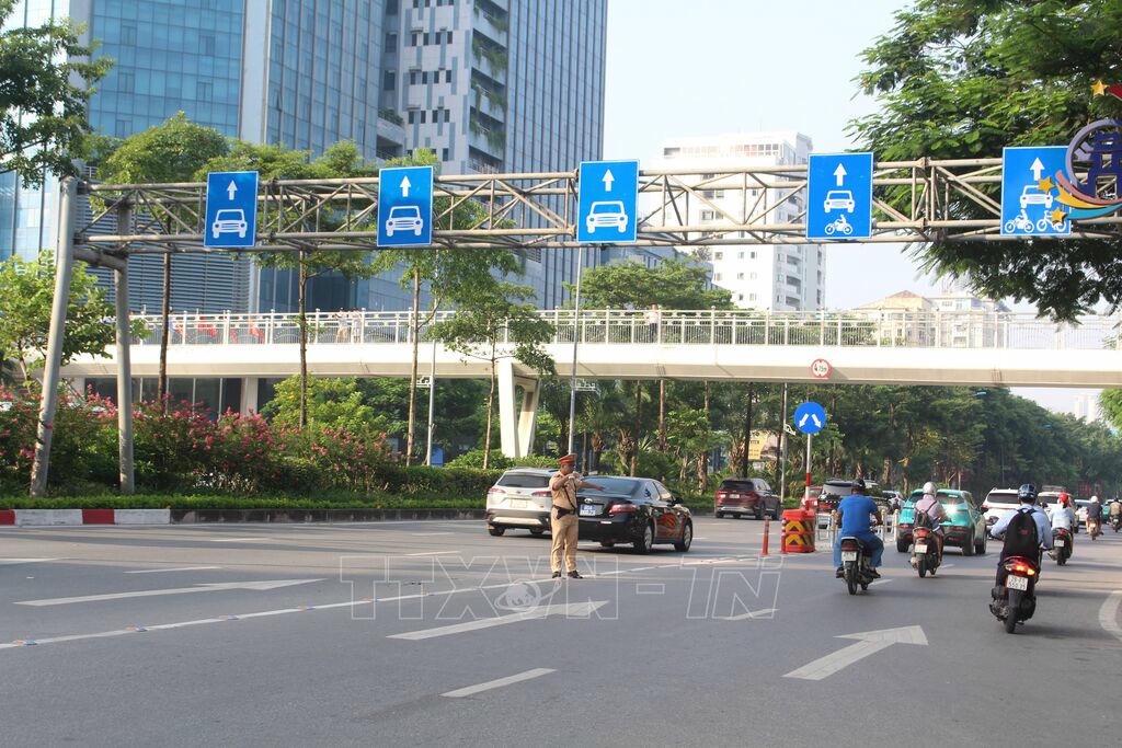 Lưu ý người dân lưu thông trên đường Nguyễn Hoàng Tôn, Hà Nội