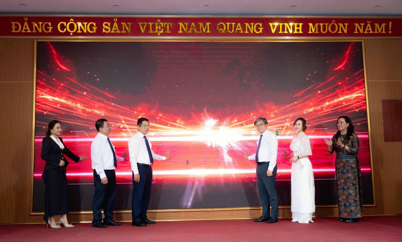 Các đại biểu thực hiện nghi lễ ấn nút ra mắt nền tảng 