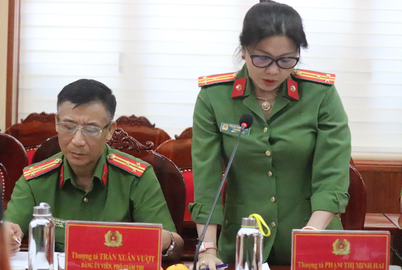 Đại diện Trại giam Thủ Đức trình bày báo cáo về công tác đặc xác tại đơn vị.
