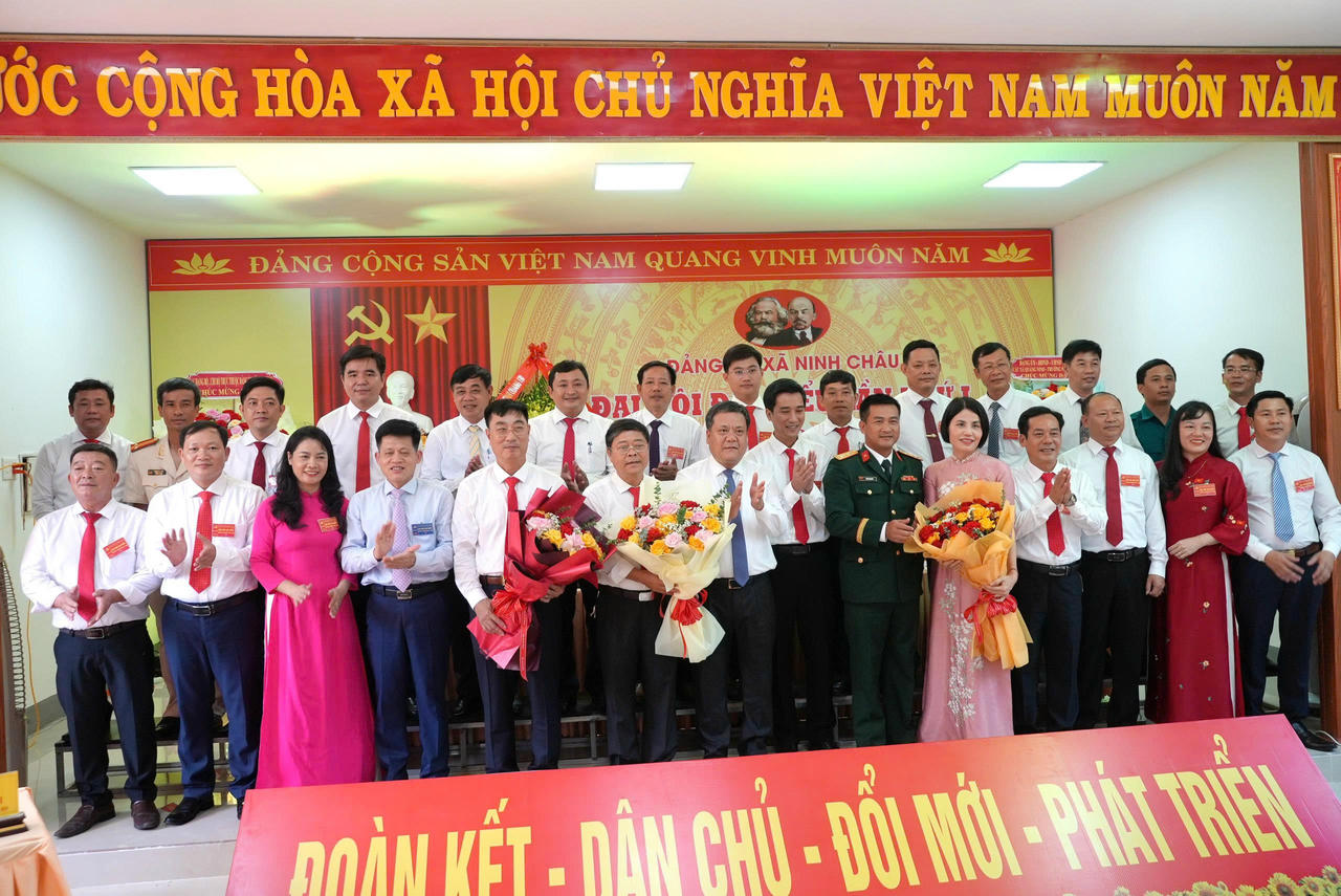 Đồng chí Trần Phong - Chủ tịch UBND tỉnh Quảng Trị tặng hoa chúc mừng Ban Chấp hành Đảng bộ xã Ninh Châu nhiệm kỳ 2025 - 2030.