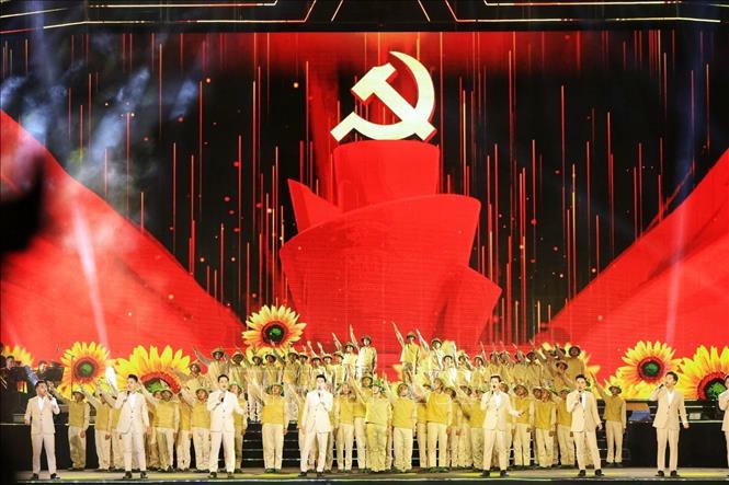 Tiết mục văn nghệ “Lá cờ Đảng”. Ảnh: Tuấn Anh/TTXVN