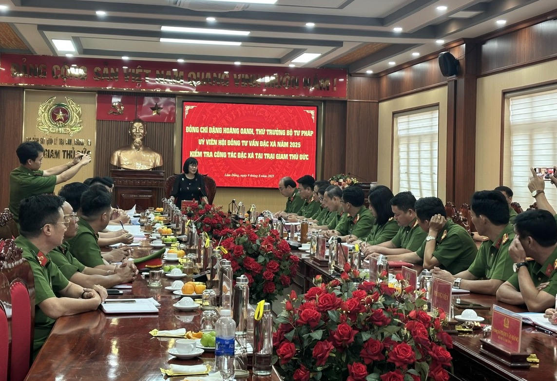 Toàn cảnh buổi làm việc.