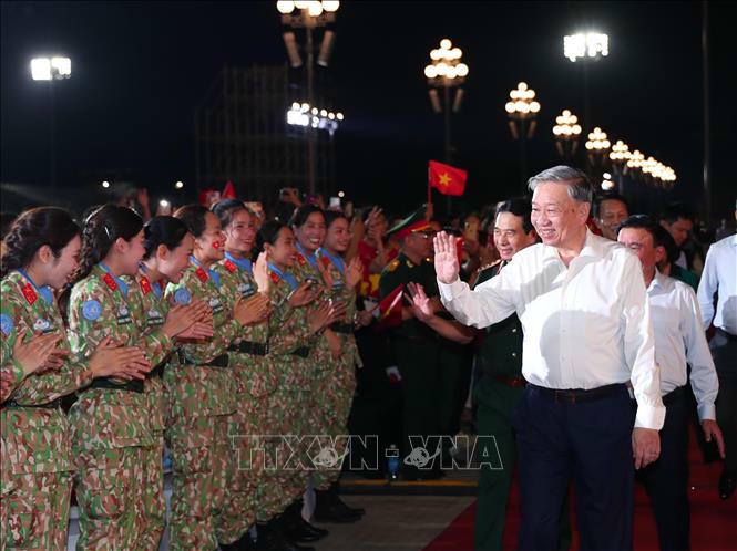 Tổng Bí thư Tô Lâm dự Chương trình chính luận nghệ thuật ''Dưới cờ vinh quang'' tại điểm cầu Quảng trường Ba Đình (Hà Nội). Ảnh: Trọng Đức/TTXVN