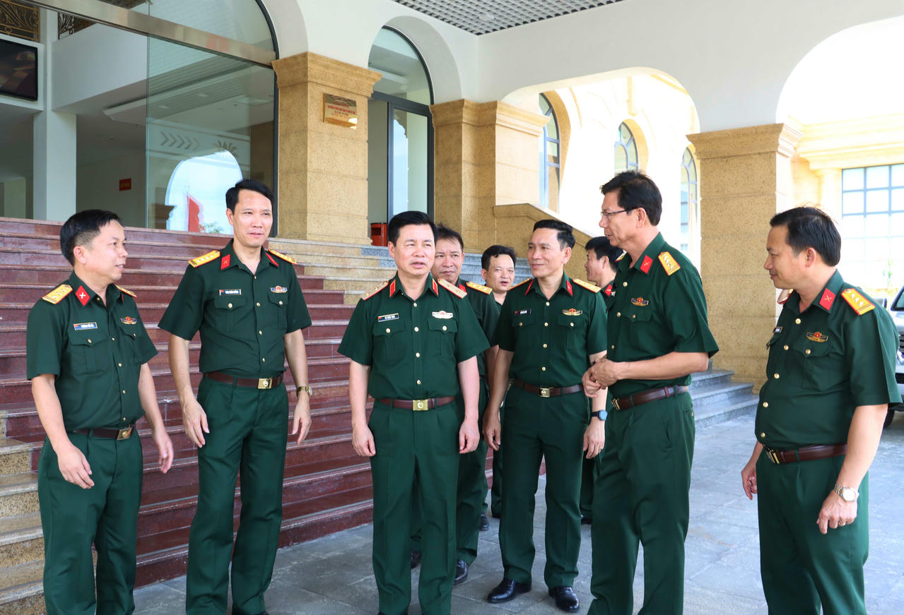 Trung tướng Đỗ Xuân Tụng thăm, làm việc tại Bộ CHQS TP Huế