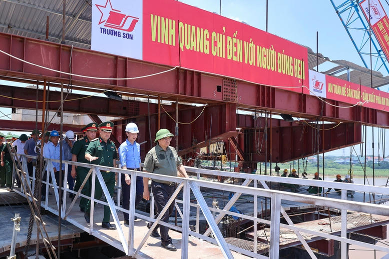 Thủ tướng Phạm Minh Chính kiểm tra thực địa dự án - Ảnh: VGP/Nhật Bắc