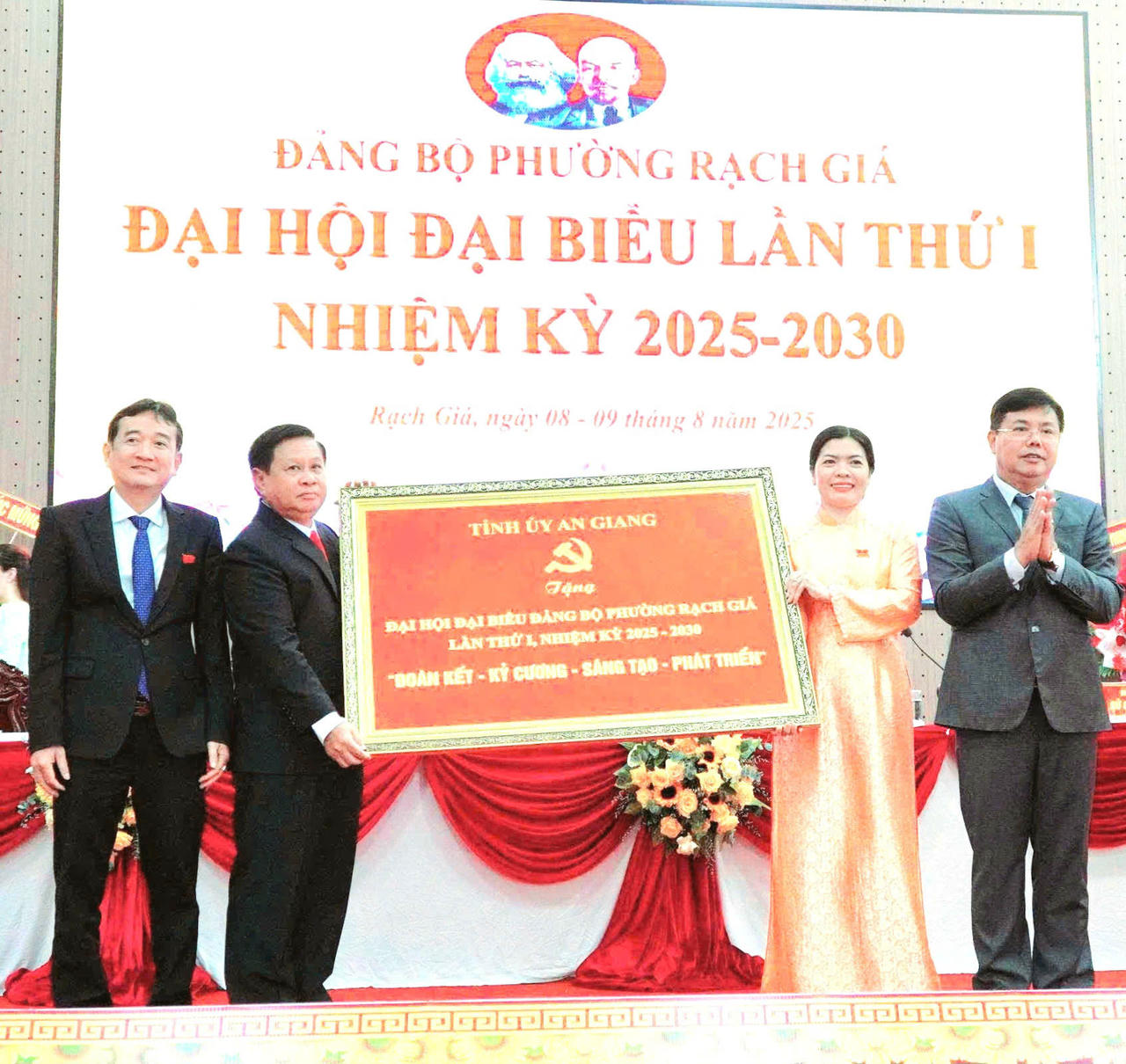 Ban Chấp hành Đảng bộ tỉnh đã trao tặng Đảng bộ và Nhân dân phường Rạch Giá bức trướng mang dòng chữ: “Đoàn kết - Kỷ cương - Sáng tạo - Phát triển”.
